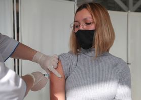 Szczepionki nieskuteczne wobec Omikronu? Badacze z Oksfordu studzą emocje