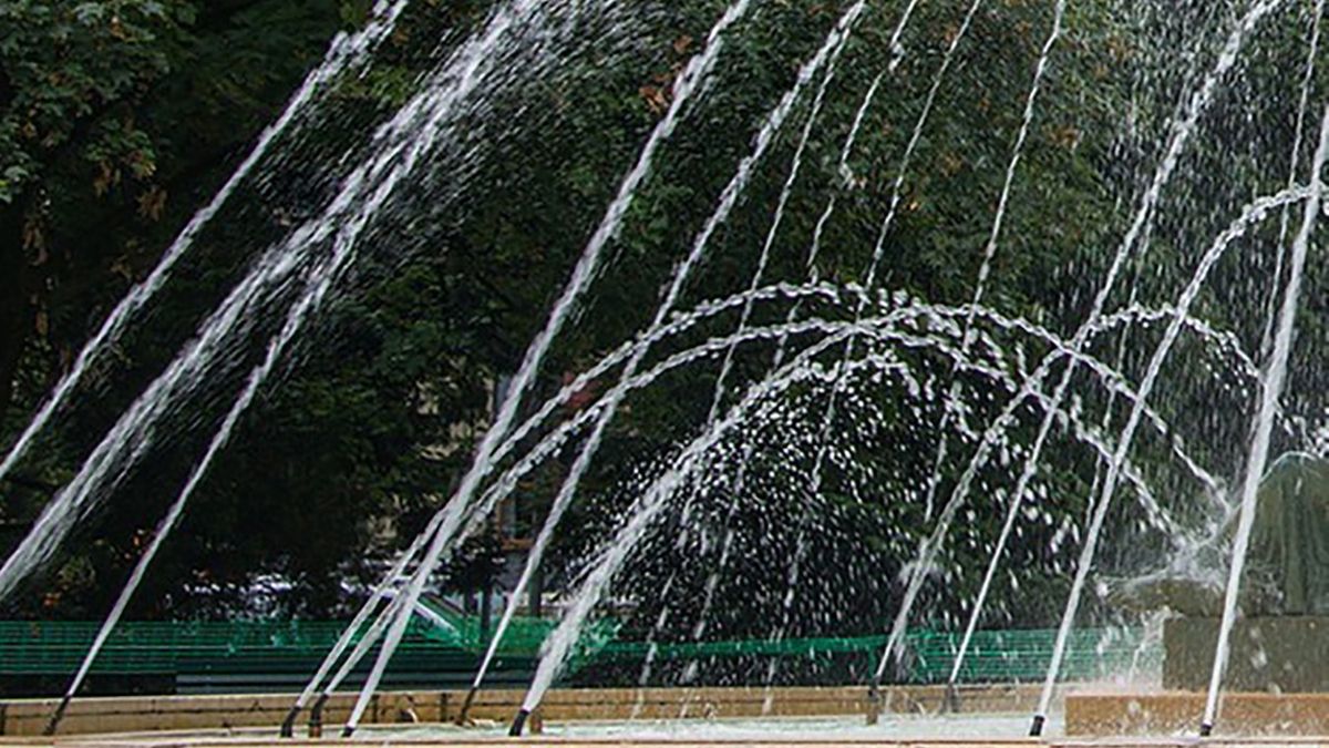 Sanepid stanowczo odradza kąpiele w miejskich fontannach