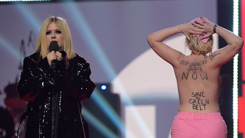 Półnaga aktywistka wtargnęła na scenę podczas wystąpienia Avril Lavigne. Ostra reakcja piosenkarki: "WYP*ERDALAJ, SU*O!"