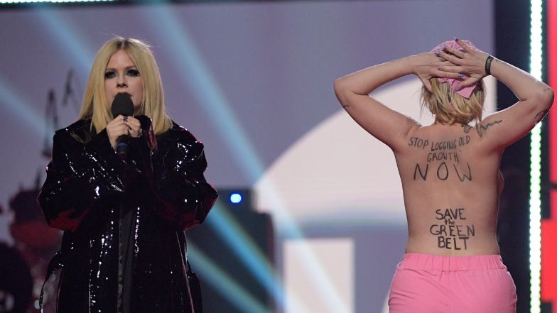 Tak Avril Lavigne zareagowała na półnagą aktywistkę na scenie