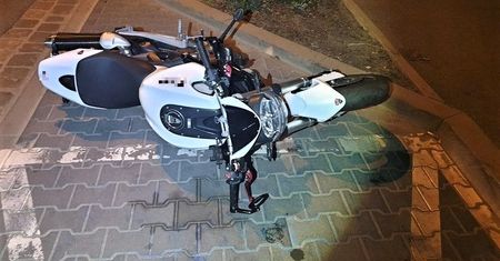 Wrocław. Niszczyli samochody i przewracali motocykle. Wandale w akcji