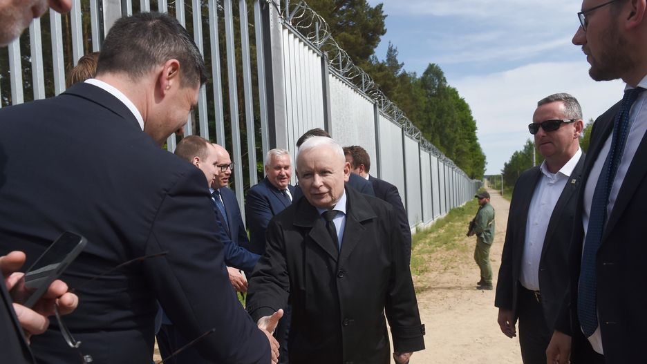 Kopczany (woj. podlaskie), 27.05.2023. Prezes PiS Jarosław Kaczyński (C) podczas konferencji prasowej przy granicy polsko-białoruskiej w miejscowości Kopczany, 27 bm. Konferencja zainaugurowała akcję #TrasaDotrzymanegoSłowa. (jm) PAP/Tomasz Waszczuk