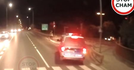 Nagranie hitem sieci. Tak pędził policyjny bus