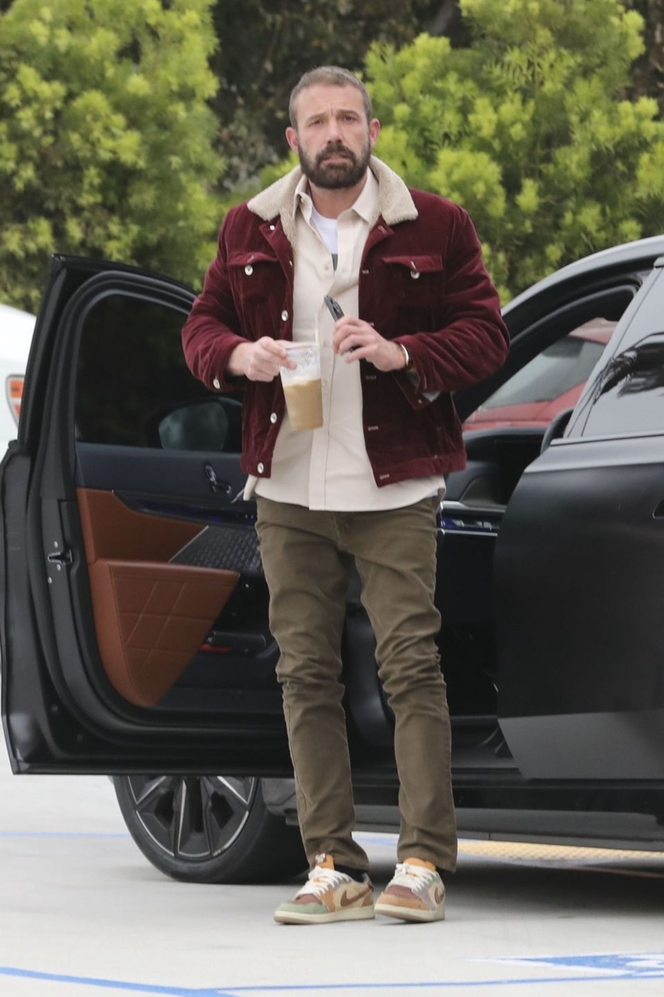 Ben Affleck z nietęgą miną maszeruje na lunch