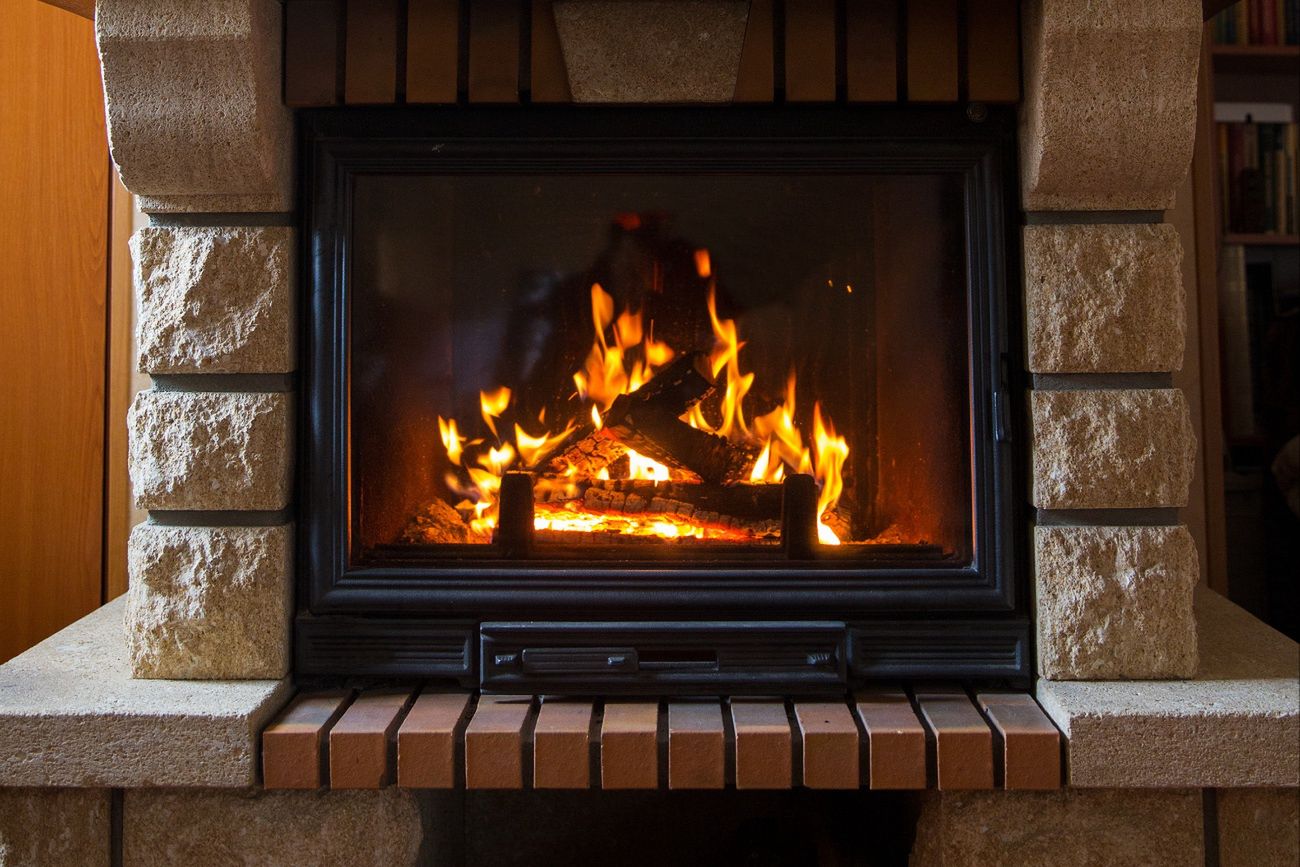 Polacy nagminnie popełniają ten błąd. Kluczowa zasada przy kominkach