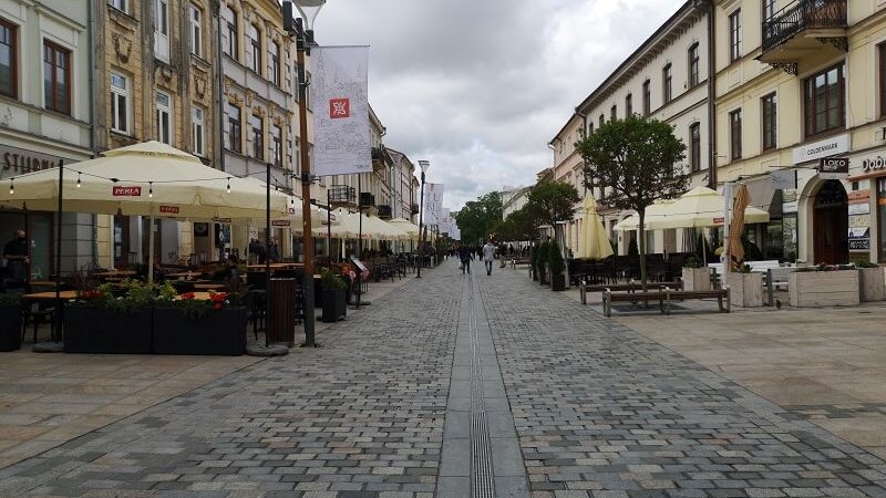 Ogródki gastronomiczne na deptaku w Lublini