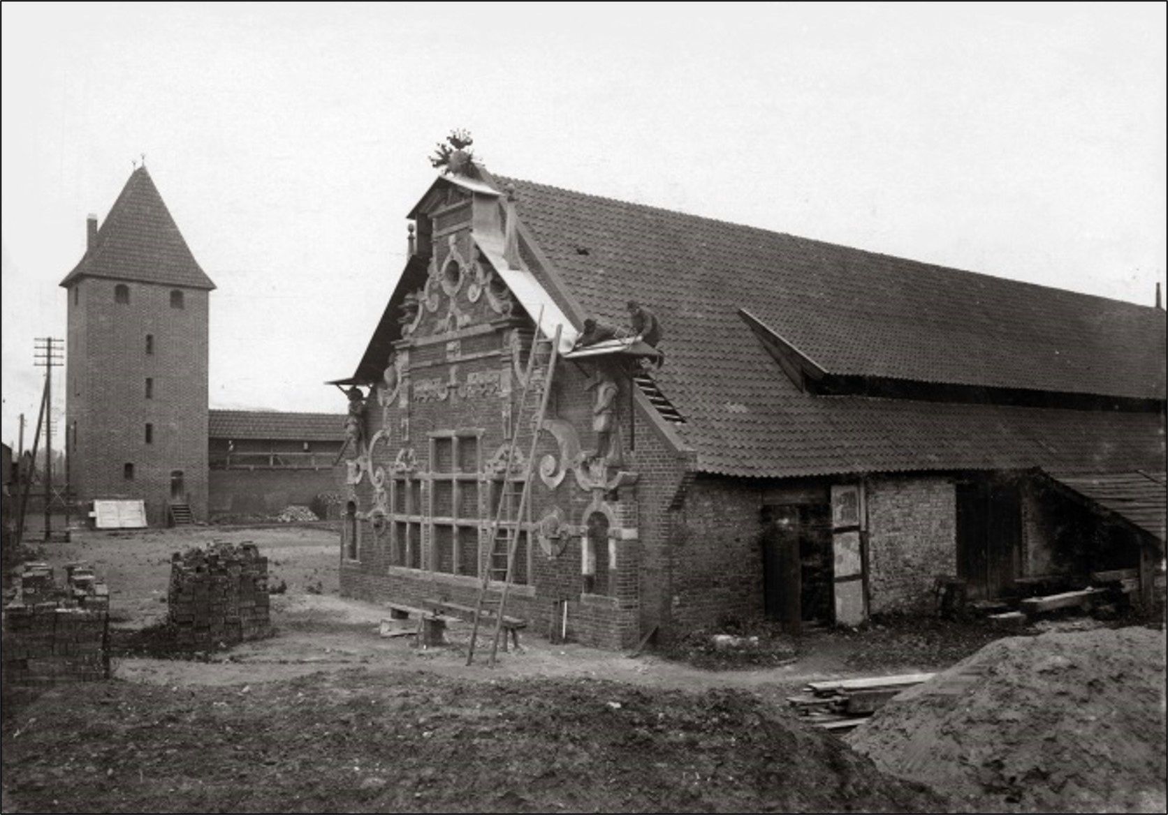 Archiwalna fotografia przedzamcza (Fot. Muzeum Zamkowe w Malborku)