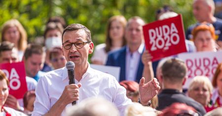 Morawiecki wypomina Warszawie prywatyzację spółki. Kilka lat temu jego bank zachwalał tę transakcję