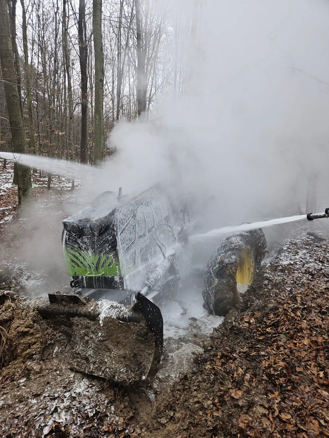 Maszyna leśna objęta pożarem