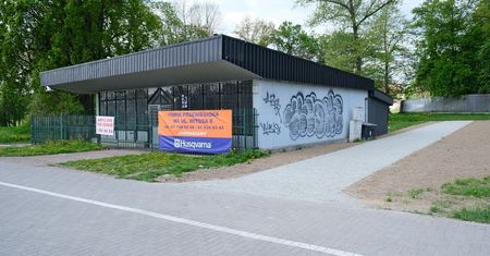 Budynek, w którym przez lata działał serwis pilarek i kosiarek, do wyburzenia