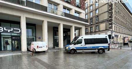 Zaatakował młotkiem na budowie. Dwie osoby trafiły do szpitala