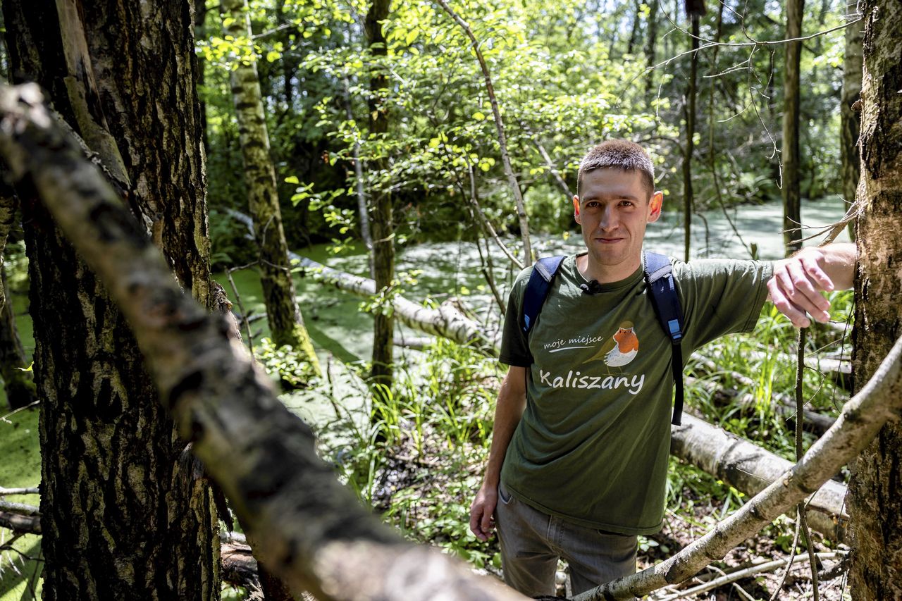 Mokradła w Stalowej Woli, 26.06.2023 r. Na zdjęciu Piotr Bednarek - przyrodnik, hydrolog, youtuber i fotograf, doktorant w Zakładzie Hydrologii Instytutu Geografii i Gospodarki Przestrzennej Uniwersytetu Jagiellońskiego, założyciel Stowarzyszenia Wolne Rzeki