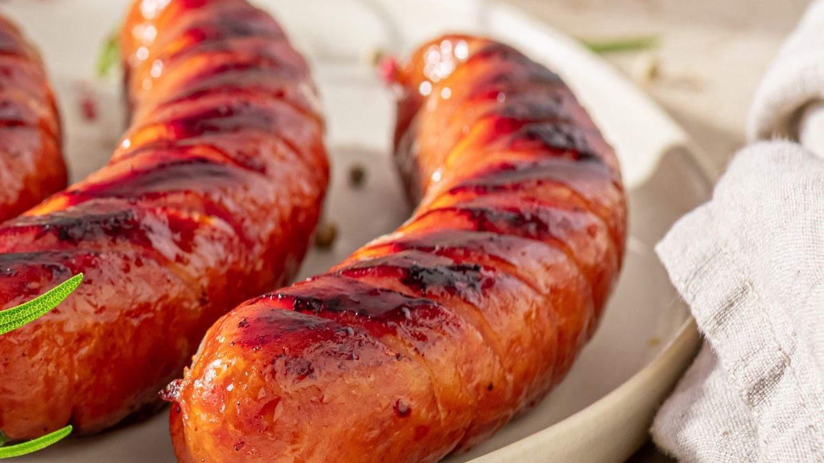 Soczysta i chrupiąca smażona kiełbasa