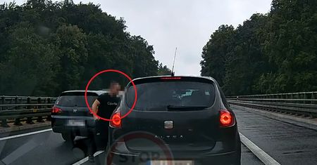 Nagle wyskoczył z auta. "Proszę, wyślij to na policję"