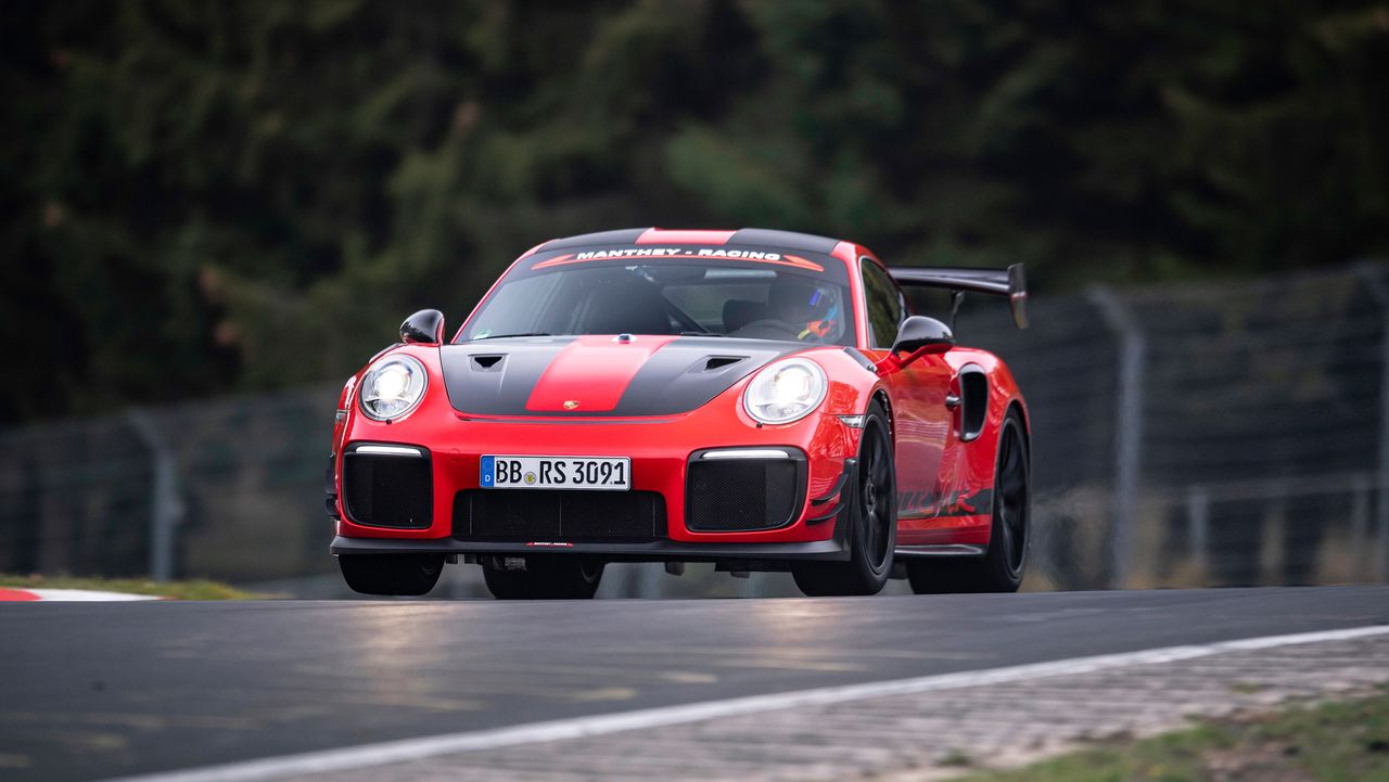 Porsche nie odpuściło. 911 GT2 RS MR najszybszym drogowym autem na Nürburgringu
