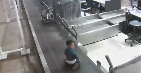 3-latek uciekł rodzicom. Pojechał na taśmie z bagażami