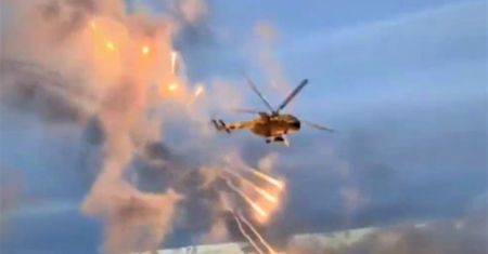 Efektowny atak pilotów Mi-8. Uderzyli tuż nad głowami żołnierzy
