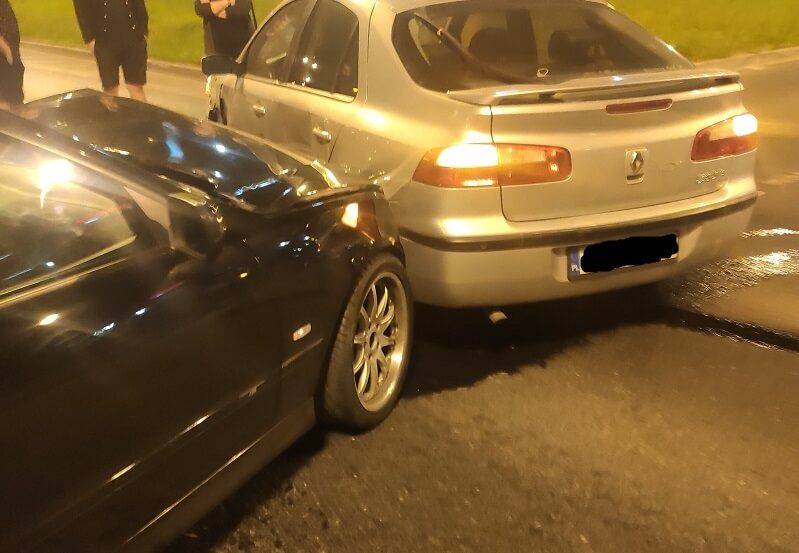 Nocna kolizja BMW z Renault na rondzie Kuklińskiego w Lublinie