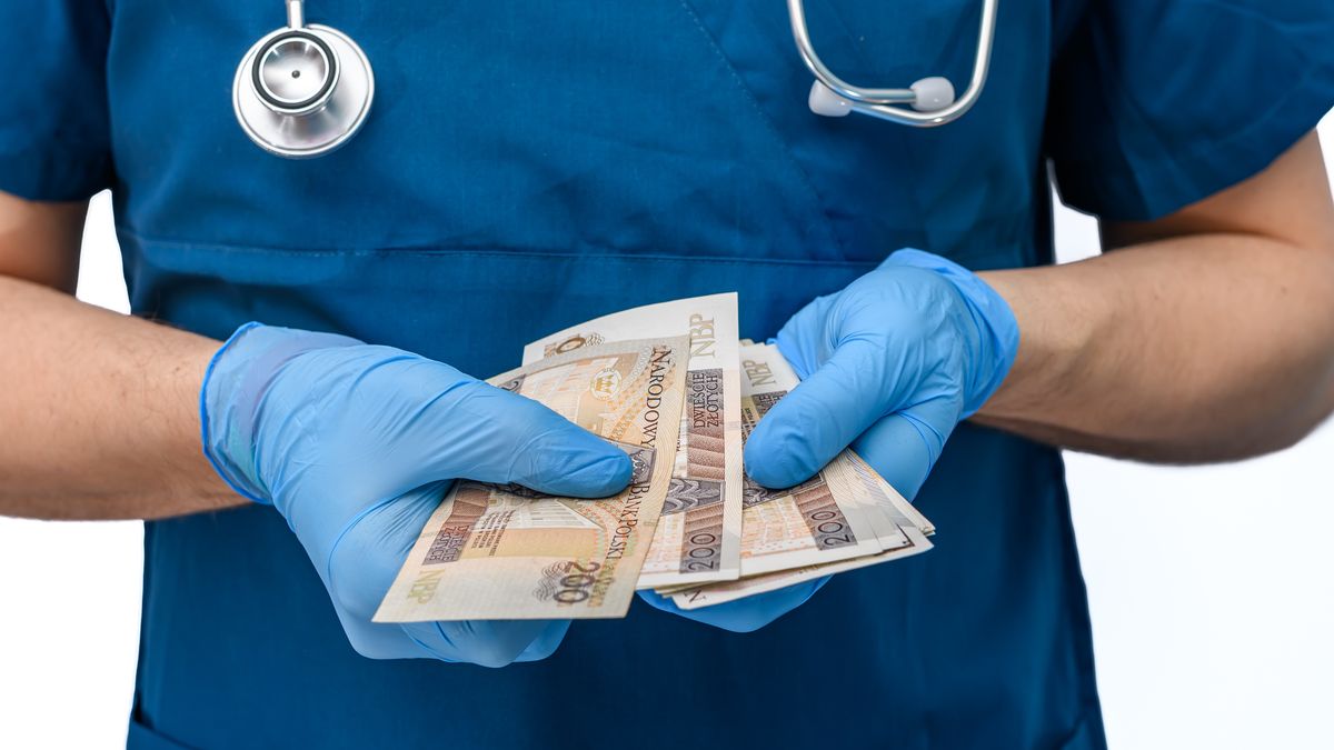 lekarz, weterynarz, doktor, szpital, klinika, gabinet, wizyta, cennik, cena, koszt, ubezpieczenie, ubezpieczenie zdrowotne, ubezpieczenie medyczne, banknot, gotówka, korupcja, prywatny, prywatna klinika, prywatny gabinet, zabieg, operacja, badanie, laborant, próbka, wymaz, laboratorium, koszt leczenia, lecznictwo, chirurg, zdrowie, medyczne, anestezjolog, lekarz prywatny, prezent, chirurgia, osoba