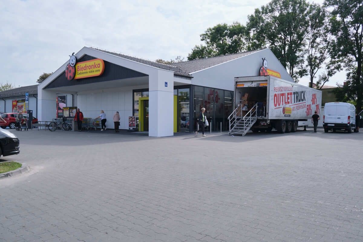 Mobilny outlet Biedronki pod sklepem Biedronka przy ul. Magnoliowej w Lublinie