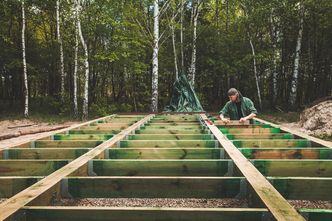 Dom nie tylko bez kredytu, ale i bez budowlańców. Coraz więcej Polaków się decyduje