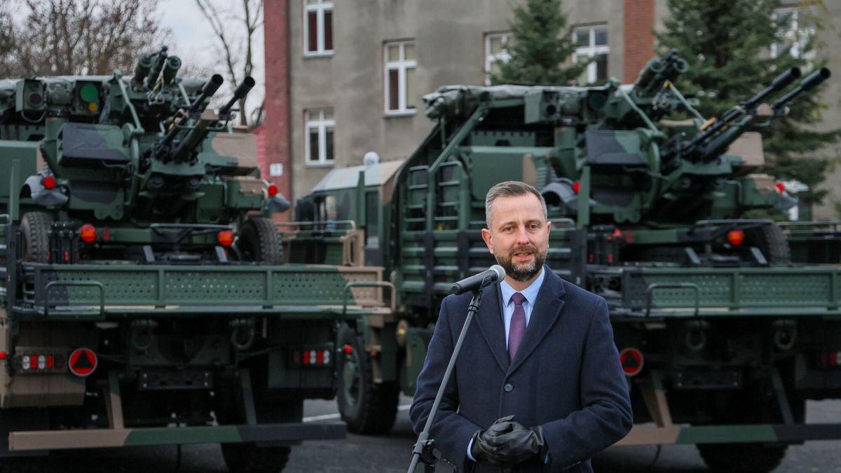 System Rakietowo-Artyleryjski PILICA trafia na wyposa?enie Si? Zbrojnych
Fot. Wojciech Olkusnik/East News, 21.11.2025.  Bytom. 34. Dywizjon Rakietowej Obrony Powietrznej. Przekazaniu pierwszego, seryjnego Przeciwlotniczego Systemu Rakietowo- Artyleryjskiego PILICA. Pierwszy z szesnastu seryjnych systemow, ktore zgodnie z umowa zawarta pomiedzy Agencja Uzbrojenia oraz Konsorcjum PGZ PILICA+, zostana dostarczone do Sil Zbrojnych RP.
N/z: wicepremier, minister obrony narodowej Wladyslaw Kosiniak-Kamysz
Wojciech Olkusnik