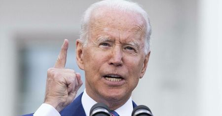 Prezydent Biden publicznie przyjął trzecią dawkę szczepionki przeciwko Covid-19.
