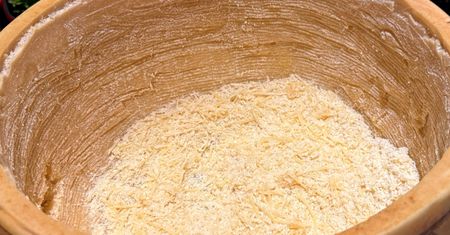 Parmezan. Włoski ser, który dostarcza solidną dawkę białka