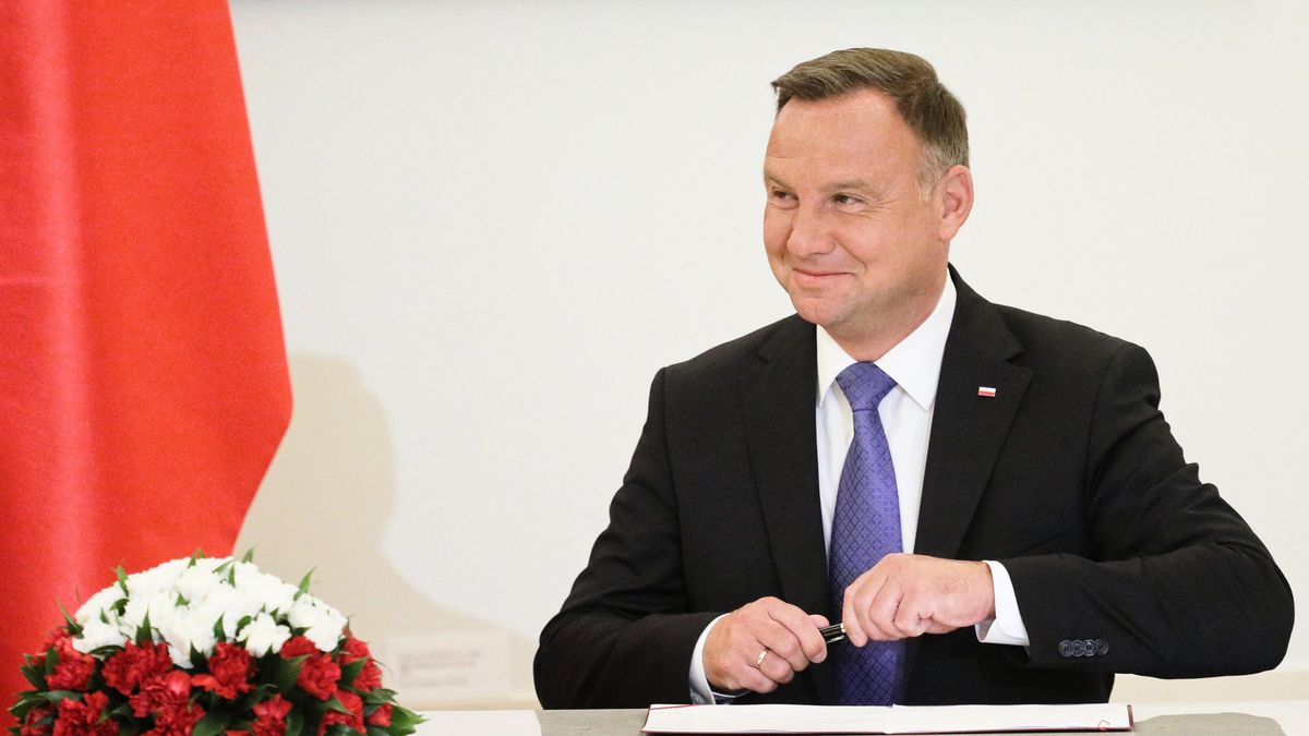Andrzej Duda 15 sierpnia podpisał nowelizację ustawy o kredycie hipotecznym, która o rok opóźnia zmiany w płatnościach gotówkowych - zdjęcie iustracyjne