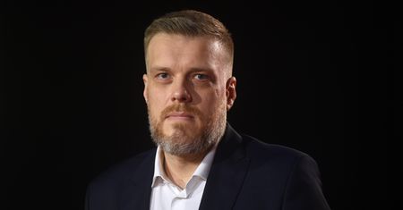 Urodziny Roberta Mazurka. Zandberg komentuje: Jest w tym coś zabawnego