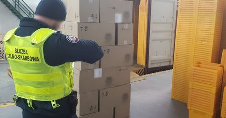 Przeskanowali ciężarówkę ze skrzynkami. Kierowca z Białorusi nie wiedział, co wiezie