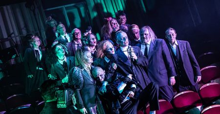 Hordy zombie, a wśród nich premier i para prezydencka. Śmieszny i przerażający jednocześnie obraz