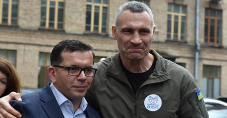 Jurek Owsiak przekazał tajemniczą paczkę dla mera Kijowa. Co przywieźli dla Kliczki wolontariusze z Polski?