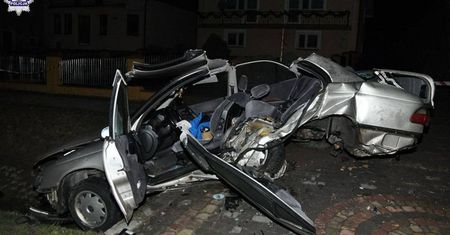 Oplem wpadł do rowu i uderzył w betonowy przepust. Kierowca trafił do szpitala