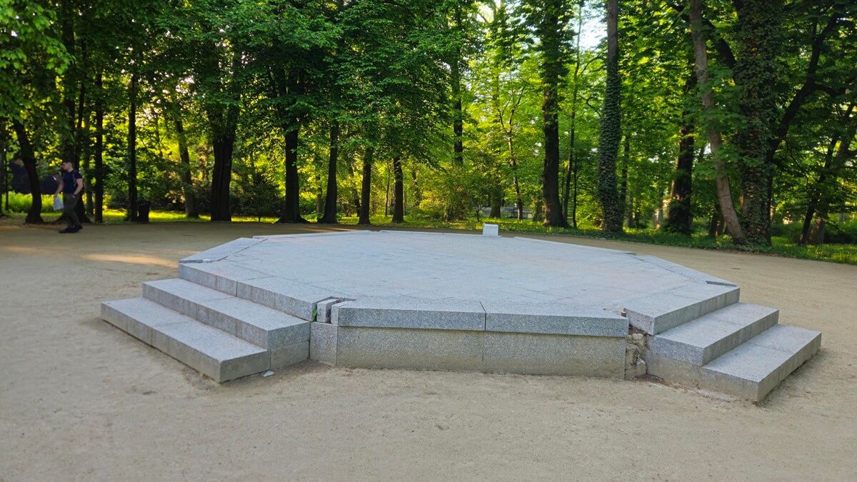 Fundament po altance w Ogrodzie Saskim