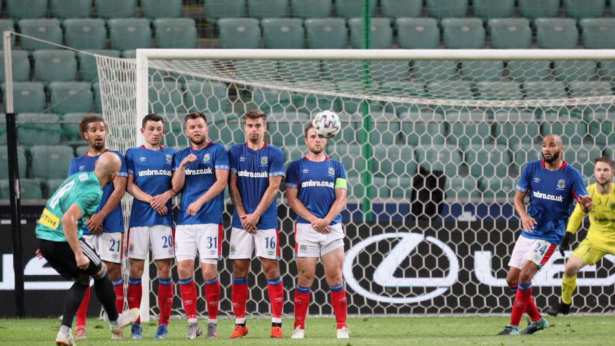 Warszawa, 18.08.2020. Piłkarz Legii Warszawa Walerian Gwilia (L) strzela z rzutu wolnego podczas meczu 1. rundy kwalifikacyjnej Ligi Mistrzów z irlandzkim Linfield FC, 18 bm. (gj) PAP/Leszek Szymański