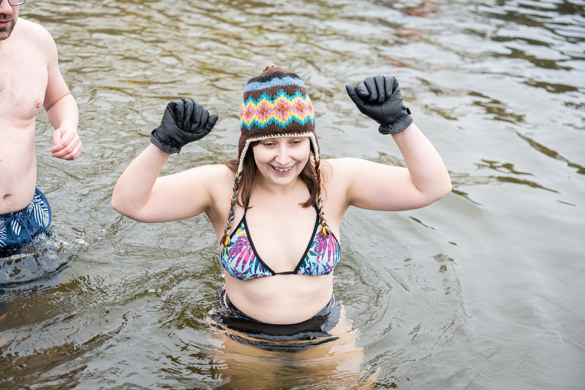 Uczestnicy ŻUBROFFKA podczas morsowania