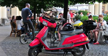100 zł mandatu i 1 punkt karny. Nie wszystkie skutery są mile widziane na buspasach