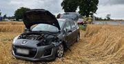 Deszczno: Trzy rozbite auta. Jeden peugeot skosił znak