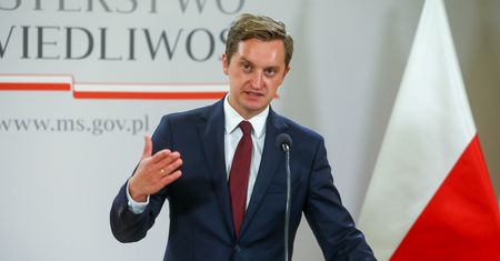 Wyjawił, ile płaci za wożenie dzieci. Taksówkarze oburzeni