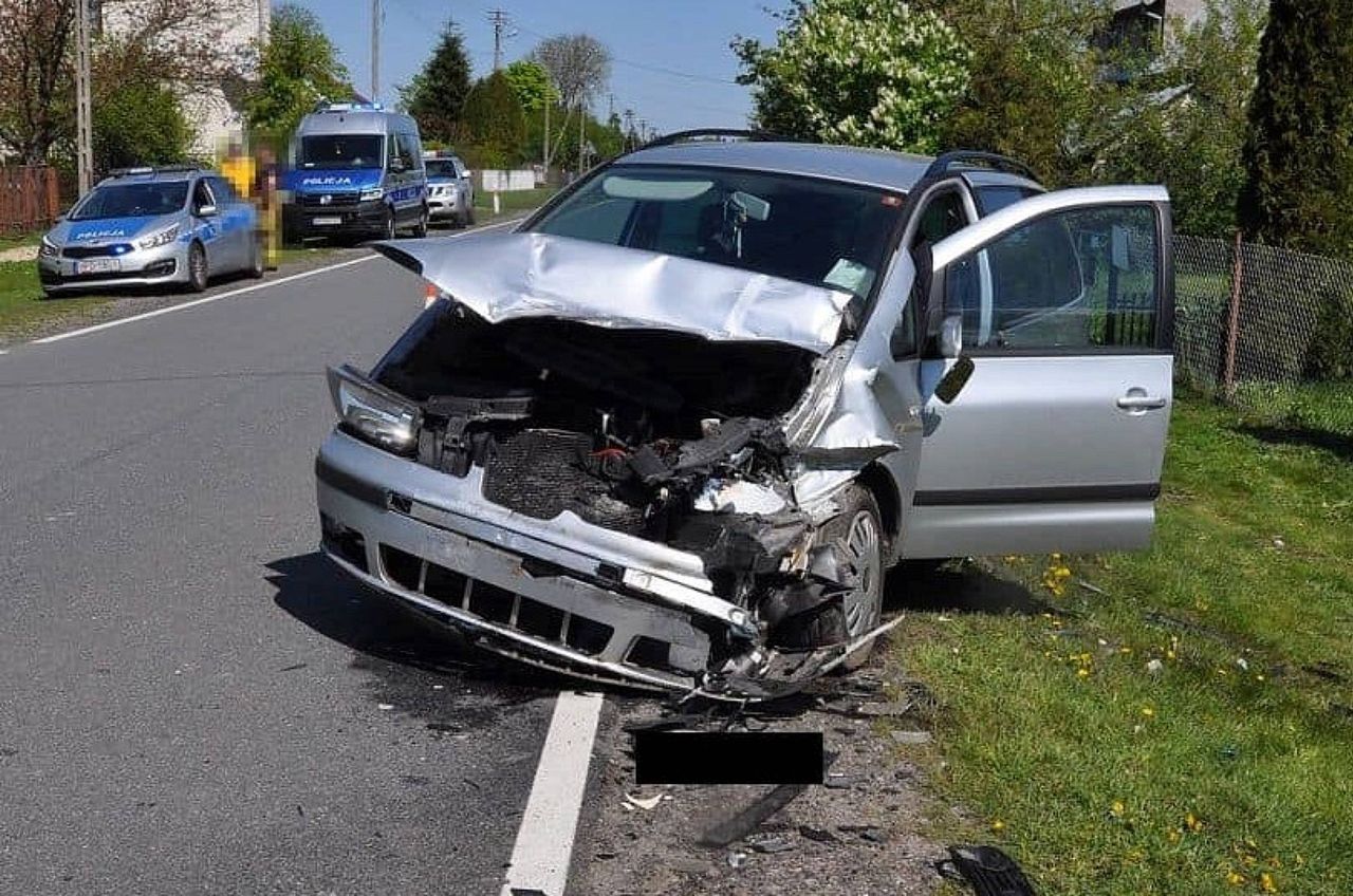 Nagle zjechała z drogi i uderzyła w volkswagena. Policja wie czemu