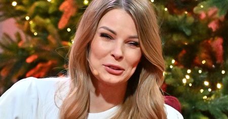 Dziewczęca Małgorzata Tomaszewska. Pozuje w uroczych warkoczykach