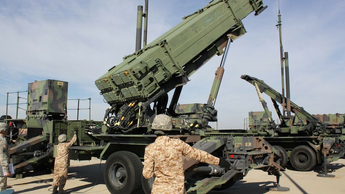 Czy USA przeka?? Ukrainie rakiety Patriot?Handout undated photo of a Patriot missile battery in an undisclosed location. The United States is finalising plans to send its sophisticated Patriot air defence system to Ukraine following an urgent request from Kyiv, which wants more robust weapons to shoot down Russian missiles and drones that have devastated the country?s energy infrastructure and left millions without heating in the bitter cold of winter. Washington could announce a decision on the Patriot as soon as Thursday, according to US government officials. Photo by U.S. Army via ABACAPRESS.COMABACA