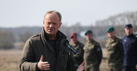 Tusk na granicy. Białorusini przywieźli im grupę migrantów