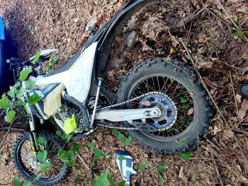 Sobieszyn: Wypadek na crossie. Rozpędzony mężczyzna uderzył w drzewo. Jest ciężko ranny