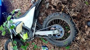Sobieszyn: Wypadek na crossie. Rozpędzony mężczyzna uderzył w drzewo. Jest ciężko ranny