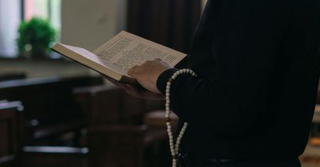 Kontrowersje we Włoszech. Ksiądz pobłogosławił parę LGBT