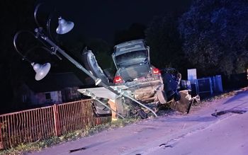 Volkswagen ściął latarnię. W aucie trzy kobiety. Wstrząsający widok