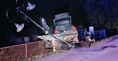 Volkswagen ściął latarnię. W aucie trzy kobiety. Wstrząsający widok