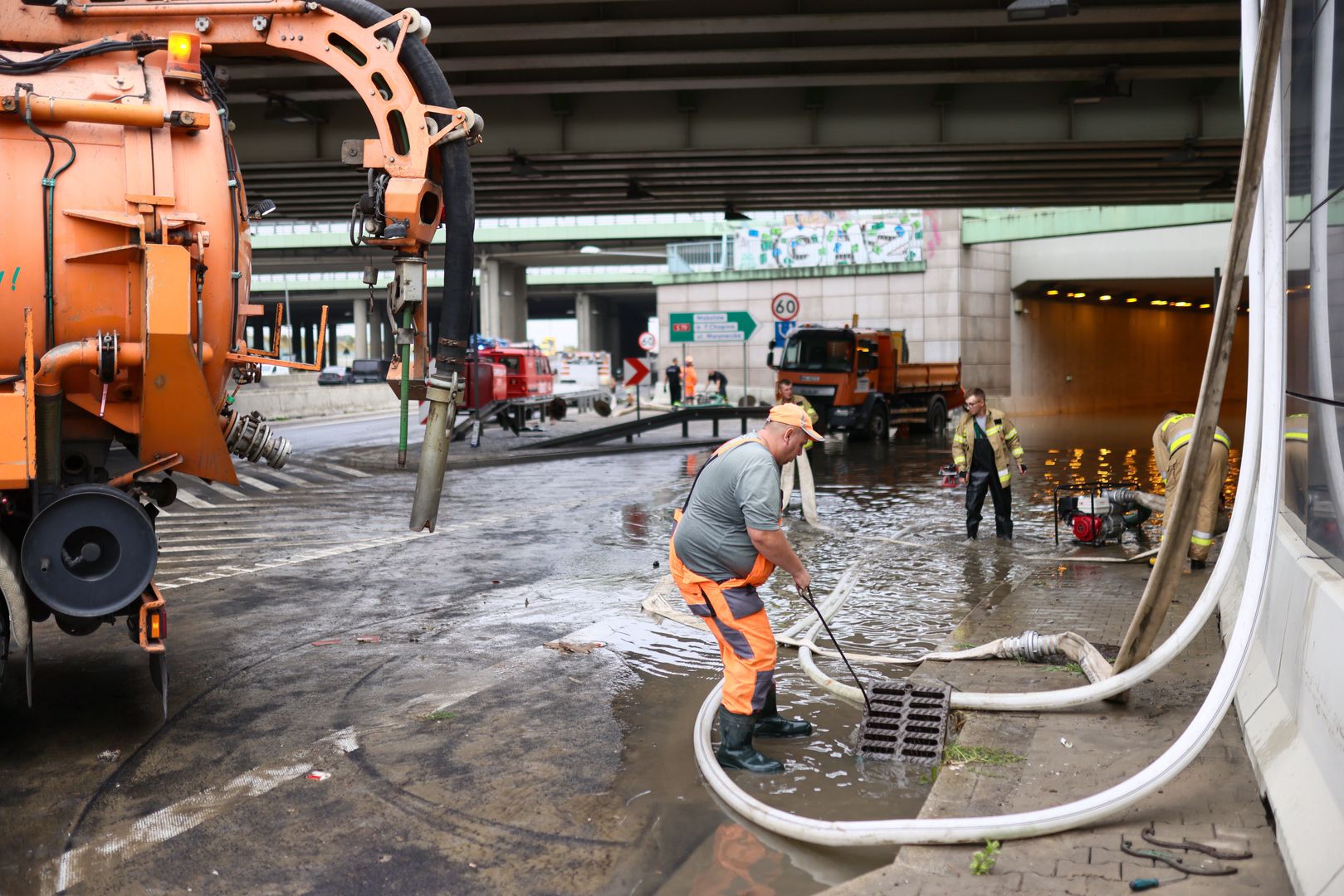zalana trasa S2
Warszawa, 20.08.2024. Zalany tunel przy lotnisku Ok�cie, na trasie S2 w Warszawie, 20 bm. Warszawska stra� po�arna odnotowa�a oko�o 800 zg�osze� w zwi�zku z ulew�, kt�ra przesz�a ostatniej doby przez miasto. (mr) PAP/Leszek Szyma�ski
Leszek Szyma�ski
burza, dojazd do lotniska, droga, ekspresowa, rozlewisko, s 2, s2, stra� po�arna, trasa s2, tunel, ulewa, zalana, zalania, zalanie